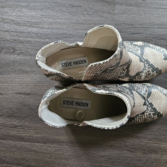 Steve Madden Tan Rockir Snakeskin Print Slip-On Booties Size 7 - Picture 4 of 9